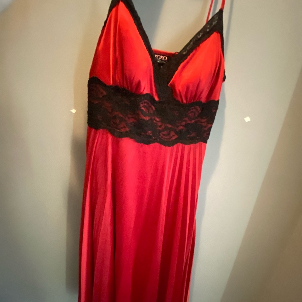 Red and Black Lace Women's Nightgown